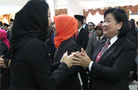 Bupati Kukar Rita Widyasari mengucapkan selamat kepada pejabat yang dilantik 