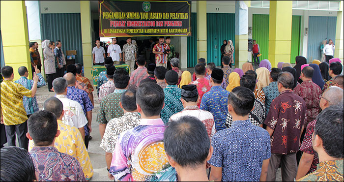 Suasana pelantikan pejabat Pemkab Kukar di halaman Pasar Gerbang Raja Mangkurawang, Tenggarong, Jum'at (22/11) sore