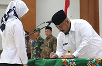Bupati Kukar Edi Damansyah menandatangani Pakta Integritas yang disampaikan Kepala Dinas Kesehatan dr Martina Yulianti SpPD