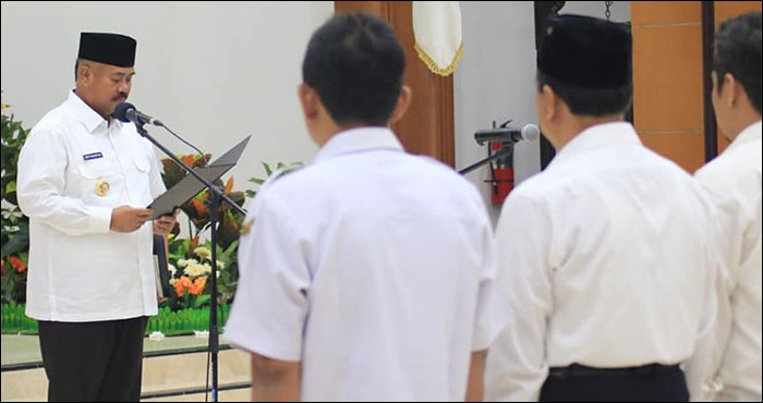 Bupati Kukar Edi Damansyah saat melantik dan mengambil sumpah 10 pejabat eselon II dan III Pemkab Kukar di Tenggarong, Jum'at (31/05) pagi 