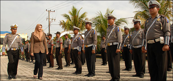 Bupati Rita Widyasari memeriksa pasukan yang dipersiapkan untuk pengamanan Natal dan Tahun Baru dalam Operasi Lilin 2012