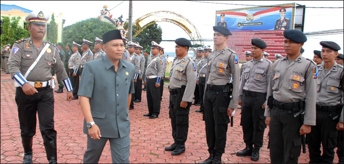 Ketua DPRD Kukar Salehuddin SSos SFil memeriksa pasukan yang akan terlibat dalam pengamanan Natal dan Tahun Baru lewat Operasi Lilin Mahakam 2014