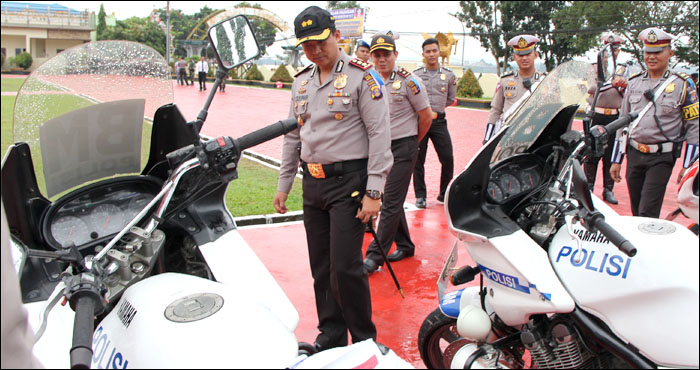 Kapolres Kukar AKBPD Fadillah Zulkarnaen memeriksa kendaraan patroli Satlantas Polres Kukar yang disiapkan pada Operasi Simpatik Mahakam 2017  