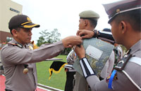Wakapolres Kukar Andre Anas secara simbolis menyematkan pita tanda Operasi Zebra Mahakam 2017 kepada perwakilan personel Satpol PP Kukar