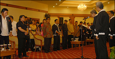 Usai dilantik, M Indra membacakan ikrar pengurus PAMMI Kukar di hadapan Rhoma Irama dan A Rafiq dari DPP PAMMI