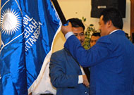 Ketua DPD PAN Kukar 2010-2015 Marwan (kanan) menerima bendera organisasi dari Ketua DPW PAN Kaltim