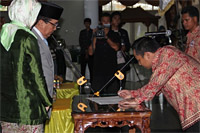 Ketum Pengprov PBVSI Kaltim HM Mukmin Faisjal didampingi Bupati Rita Widyasari menyaksikan penandatanganan berita acara pelantikan oleh Sarkowi