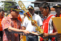 Ketua PBVSI Kukar Sarkowi V Zahry menyerahkan trofi dan hadiah Juara I kepada kapten tim SMAN 1 Marang Kayu