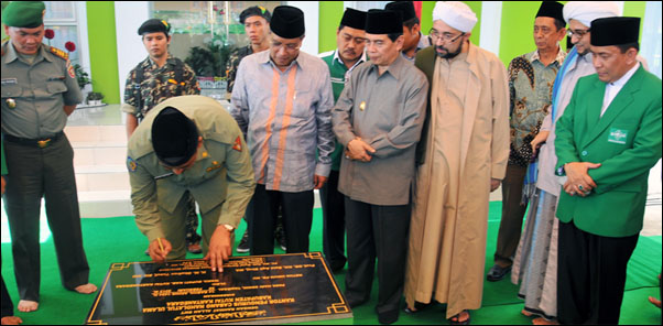 Wabup Kukar HM Ghufron Yusuf menandatangani prasasti peresmian gedung NU Kukar di Tenggarong Seberang