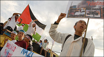 Para pengunjukrasa sesekali mengucapkan takbir dalam aksi solidaritas untuk Palestina di Tenggarong tadi sore