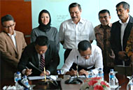Penandatanganan perjanjian pembelian energi listrik oleh pihak konsorsium PT  Kartanegara Energi Perkasa dengan PT PLN di Jakarta