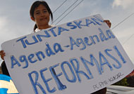 Para kader PMII Kukar membawa sejumlah poster dalam aksi memperingati 11 tahun Tragedi Trisakti
