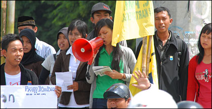 Aksi damai peringatan Tragedi Trisakti oleh kader PMII Kukar diwarnai dengan pembacaan puisi