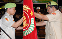 Ketua Macab PPM Kukar Sarkowi V Zahry menerima bendera organisasi dari Ketua Mada PPM Kaltim H Syarifuddin Duntu