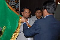 Ketua PSSI Kukar AM Ari Junaidi menerima bendera organisasi dari Waka Pengrov PSSI Kaltim Usman Yakub