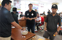 Perwakilan tim Muara Jawa dan Muara Badak sebagai tim unggulan Bupati Cup melakukan pengundian grup untuk Zona Hilir 