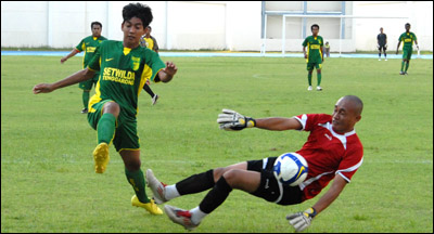 Dimas (kiri) dari PS Setwilda berpeluang menjadi top skor Divisi Utama PSSI Kukar setelah mencetak 4 gol dalam laga semifinal melawan RMC  