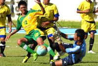 Kiper TM FC  Yudha Pandu Pratama berjibaku menghalau serangan Tenggarong United 