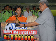 Perwakilan PS Sidodadi menerima hadiah Juara I yang diserahkan Ketua Harian Pengcab PSSI Kukar H Helmi