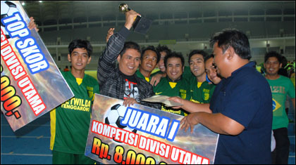 Ofisial dan pemain PS Setwilda Tenggarong tampak sumringah dengan trofi Juara I Divisi Utama PSSI Kukar yang mereka raih