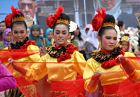 Para penari putri dari Yayasan Gubang dengan gemulai tampil membawakan tari Jepen