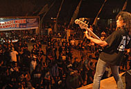 Aksi salah seorang gitaris dalam Parade Musik Kampus II di kampus Unikarta pada Oktober 2005. Kini, Parade Musik Kampus III bakal digeber kembali pada awal September 2007