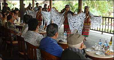 Tarian suku Dayak Benuaq turut menyemarakkan peresmian Parai Kumala Resort & Spa