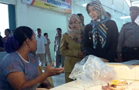Bupati Rita Widyasari saat berdialog dengan salah seorang pedagang di Pasar Gerbang Raja