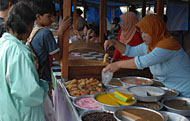 Aneka macam hidangan takjil bisa diperoleh di Pasar Ramadhan
