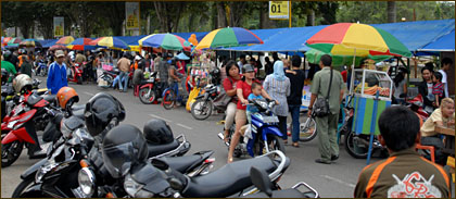 Suasana Jalan Mayjen S Parman yang dipusatkan sebagai lokasi Pasar Ramadhan 1430 H