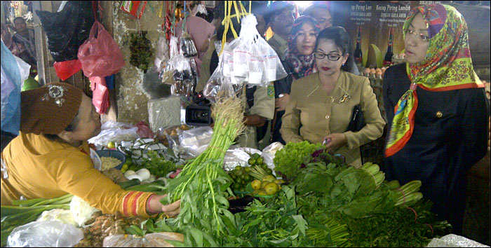 Sidak Bupati Rita Widyasari ke Pasar Tangga Arung, Tenggarong, Rabu (15/04) siang, mendapat sambutan antusias para pedagang