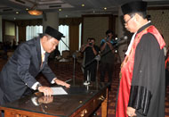 Mus Mulyadi menandatangani berita acara peresmian sebagai Wakil Ketua DPRD Kukar