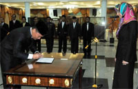 Machmudan menandatangani Pakta Integritas di hadapan Bupati Rita Widyasari
