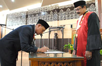 Di hadapan Ketua PN Tenggarong, Al Qomar menandatangani berita acara pengambilan sumpah jabatan sebagai Wakil Ketua DPRD Kukar