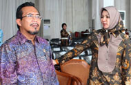 Menteri Pertanian RI Suswono mendapat penjelasan dari Bupati Kukar Rita Widyasari di panggung utama pembukaan Penas KTNA XII 