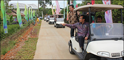 Dengan menggunakan mobil golf, Menteri Pertanian RI melakukan peninjauan ke kawasan demplot Penas KTNA XIII