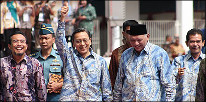 Wakil Presiden RI Boediono mengacungkan jempol kepada ribuan petani/nelayan se-Indonesia yang hadir pada Penas KTNA XIII