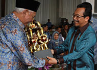 Gubernur Kaltim H Awang Faroek Ishak menerima trofi juara umum Penas KTNA XIII dari Menteri Pertanian RI Suswono