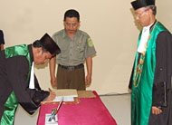Wakil Ketua PA Tenggarong H Hamdani menandatangani berita acara pelantikan