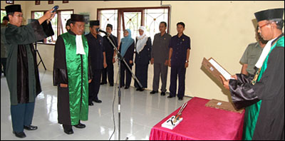 Ketua Pengadilan Agama Tenggarong Marzuki Rauf (kanan) saat mengambil sumpah jabatan H Hamdani sebagai Wakil Ketua PA Tenggarong