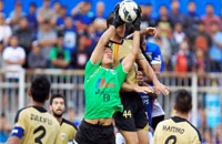 Kiper Dian Agus Prasetyo mengamankan bola yang mengarah ke jantung pertahanan Mitra Kukar