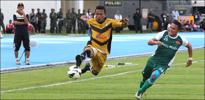 Gelandang Mitra Kukar Hendra Adi Bayauw memburu bola di lini pertahanan PS TNI  