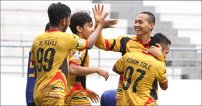 Pemain Mitra Kukar merayakan gol Rafli Mursalim di menit 75 yang menjadi penentu kemenangan Mitra Kukar atas Persiba Balikpapan