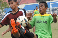 Pemain Kukar U-18 berebut bola dengan pemain Kutai Barat U-18