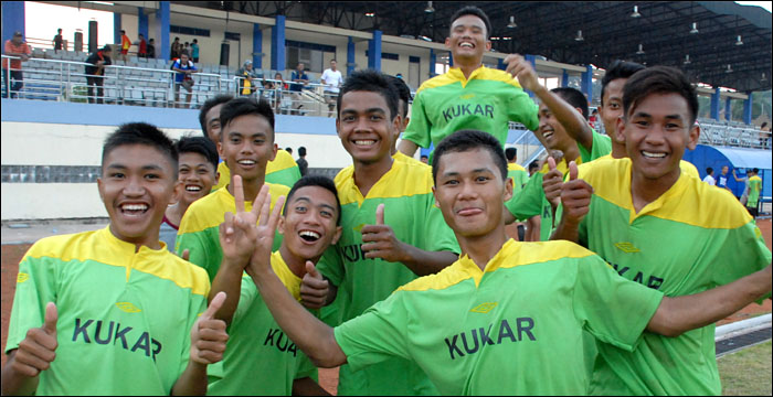 Pemain Kukar U-18 merayakan kesuksesan mereka melaju ke semifinal Piala Suratin 2014 Zona Kaltim
