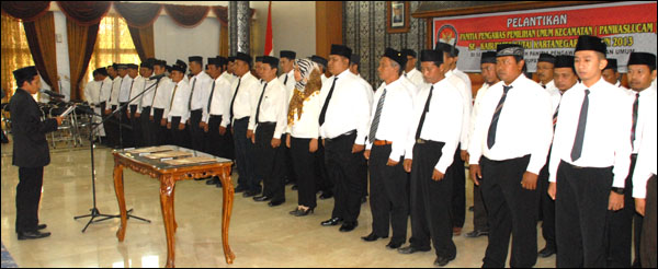 Ketua Panwaslu Kukar Yadi saat melantik dan mengambil sumpah jabatan 54 anggota Panwascam se-Kukar di Tenggarong, Kamis (14/03) pagi