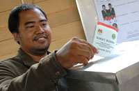 Salah seorang warga menyalurkan suaranya pada Pilgub Kaltim 2013 di Tenggarong