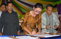 Ketua KPU Kukar Rinda Desianti menandatangani berita acara rekapitulasi penghitungan suara Pilgub Kaltim 2013 untuk daerah pemilihan Kukar