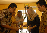 Ketua Tim Pilkada Golkar Kukar H Awang Yacoub (kiri) menerima berkas pendaftaran Rita Widyasari sebagai Cabup