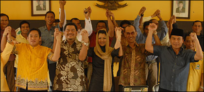 Rita Widyasari (tengah), resmi mendaftar sebagai Cabup lewat Partai Golkar Kukar